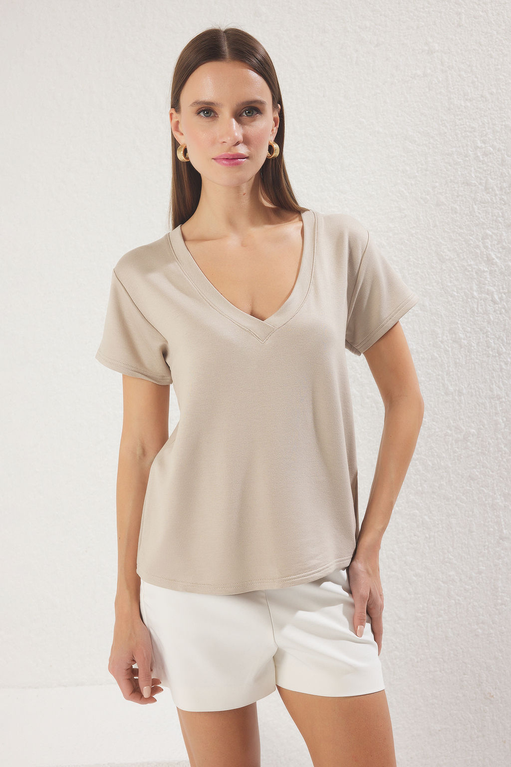 TRENDYOLMILLA Siyah V Yaka Regular/Normal Kal?p Orme T-Shirt TWOSS25TS00196 фото 2