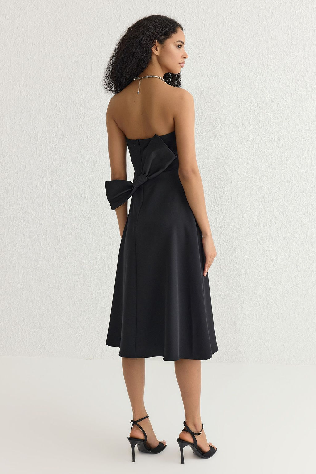 Siyah Fiyonk Detayl? Tas Bask?l? Straplez Dokuma Midi Abiye Gece Mezuniyet Elbisesi TPRSS25EL00116 - Trendyolmilla фото 5