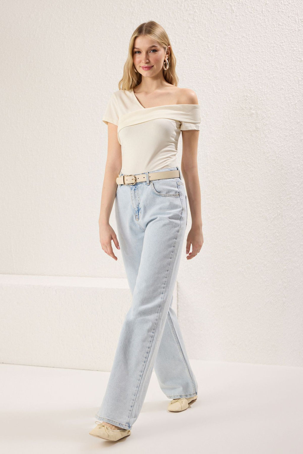 Trendyolmilla Kahverengi Asimetrik Yaka Fitted/Vucuda Oturan Orme Bluz TWOSS25BZ00381  фото 10