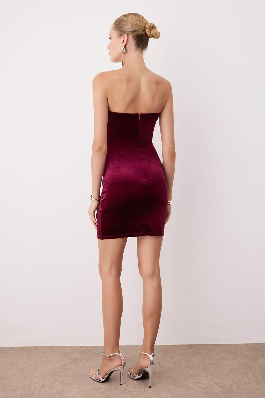 Bordo Vucuda Oturan Kadife K?sa / Mini Kokteyl Elbise TPRAW26EL00013 - Trendyolmilla фото 4