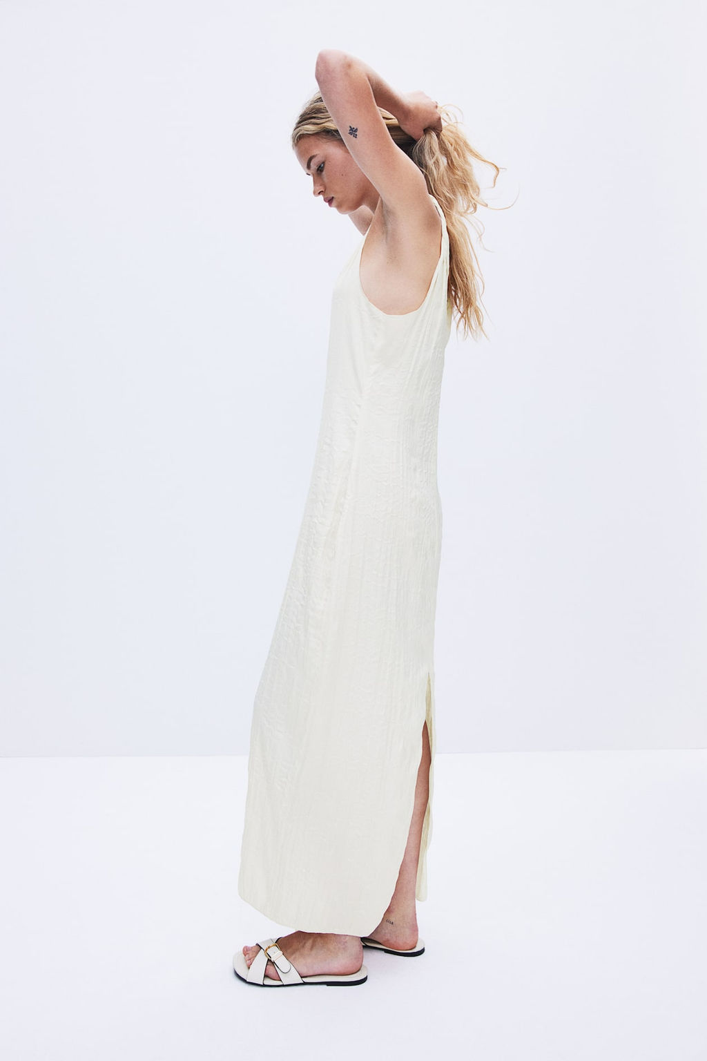 Vestido de saten arrugado con detalle girado - H&m фото 4