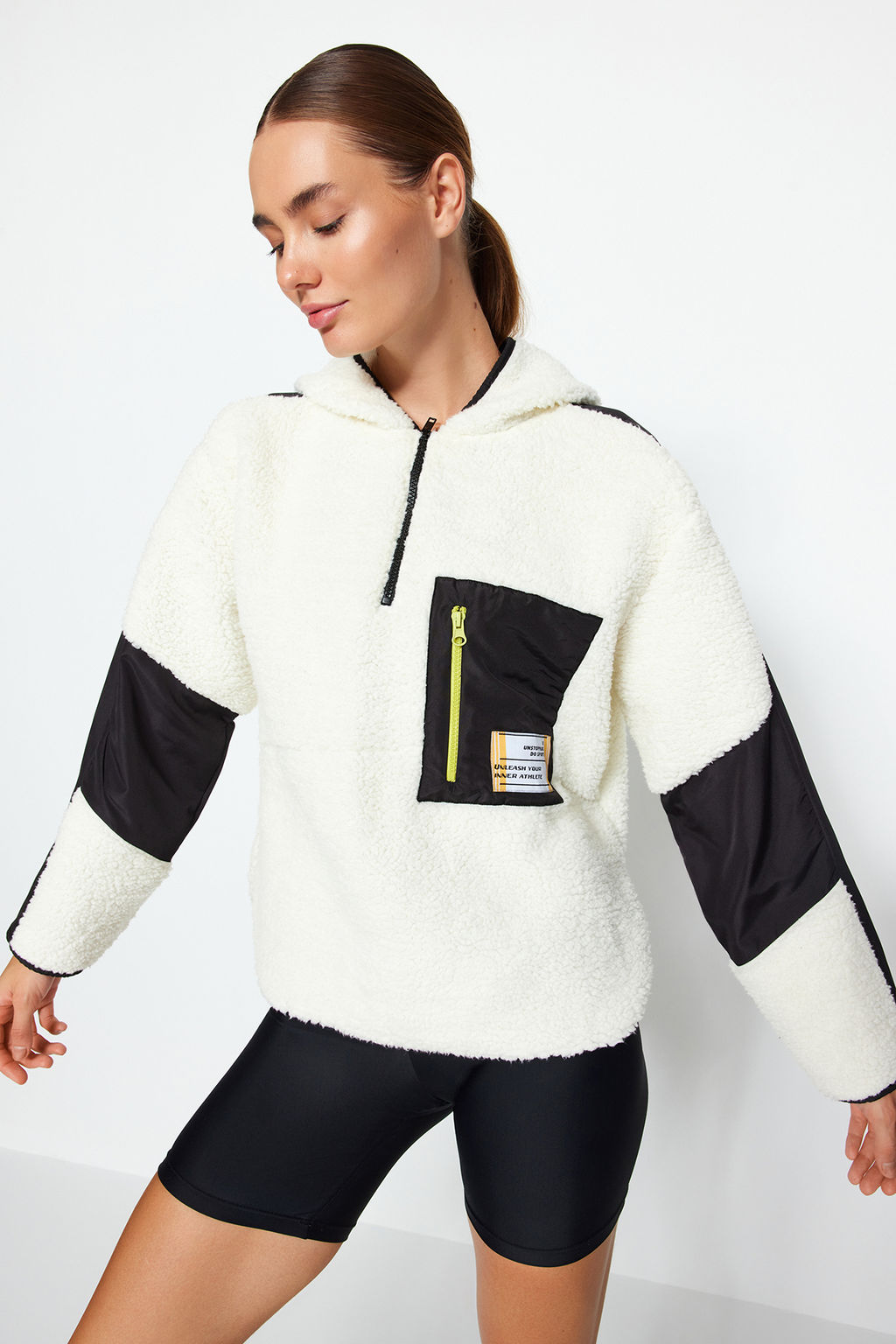 TRENDYOLMILLA Ekru Renk Bloklu Parasut Kumas Detayl? Pelus Genis Kal?p Orme Spor Sweatshirt THMAW24SW00009  фото 2