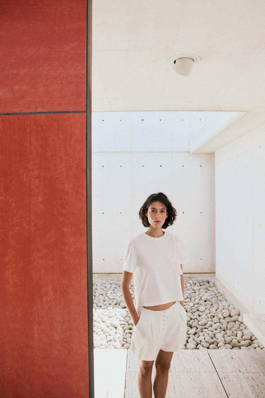 CAMISETA FLOR RELIEVE / Blanco