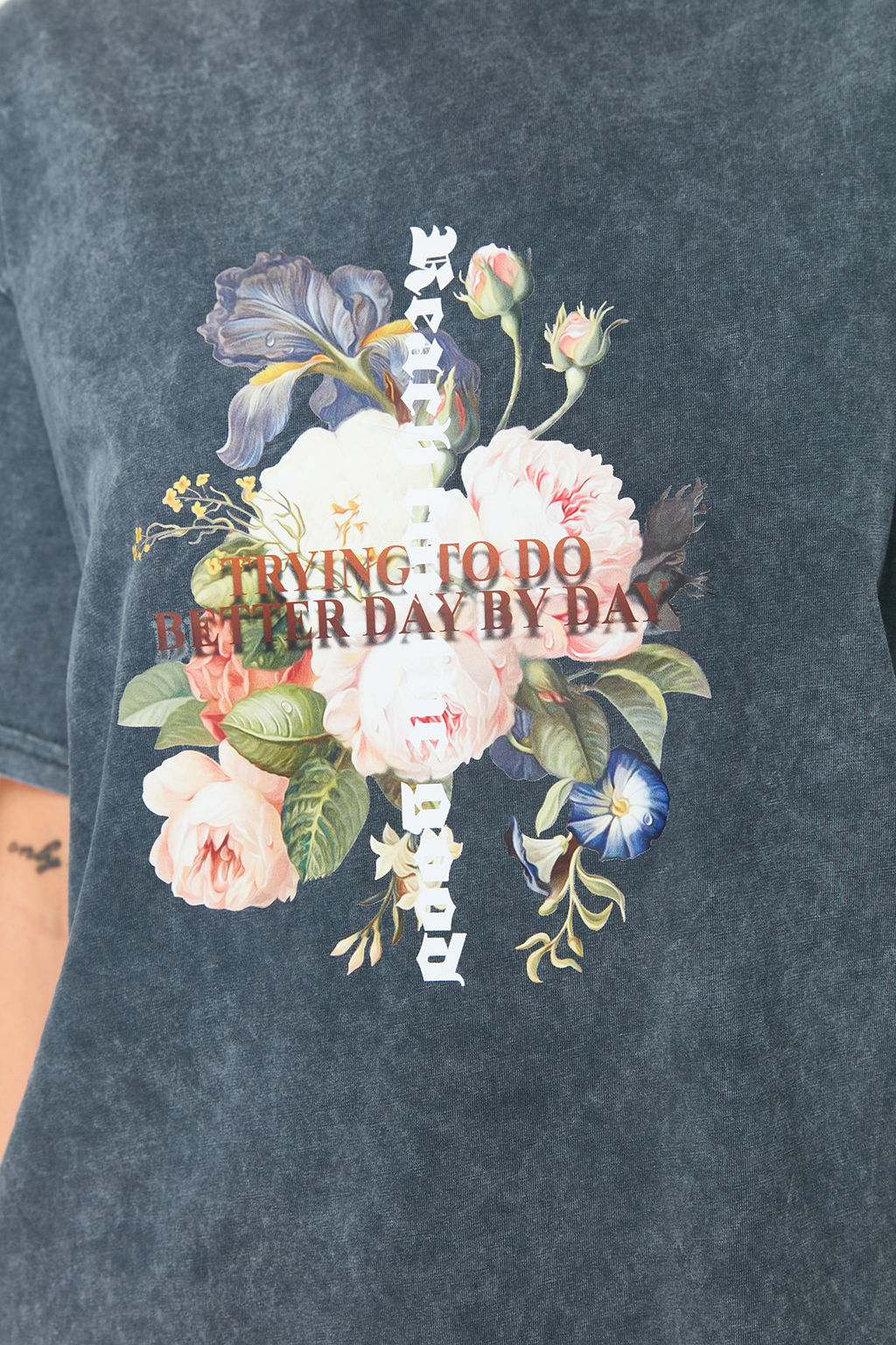 TRENDYOLMILLA Indigo %100 Pamuk Bask?l? ve Soluk Efektli Boyfriend Orme T-Shirt TWOSS23TS00281 фото 5