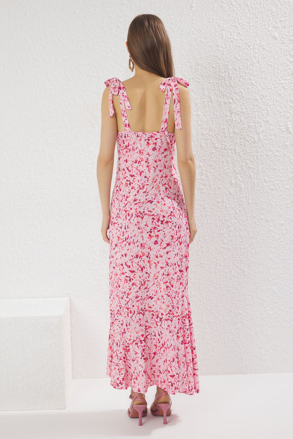 TRENDYOLMILLA Cok Renkli Duz Baglama Detayl? Maxi Soyut Bask?l? Baglama Detayl? Esnek Orme Elbise TWOSS25EL00679 фото 4