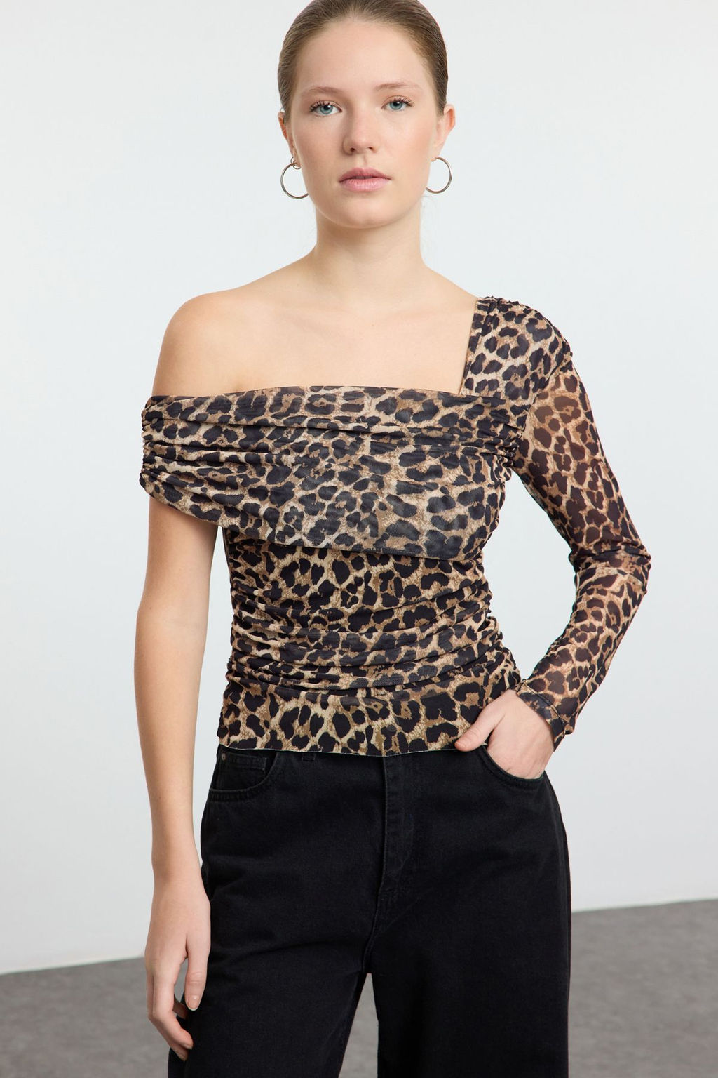 Kahverengi Leopar Bask?l? Asimetrik Yaka Vucuda Oturan Esnek Orme Bluz TWOAW25BZ00314