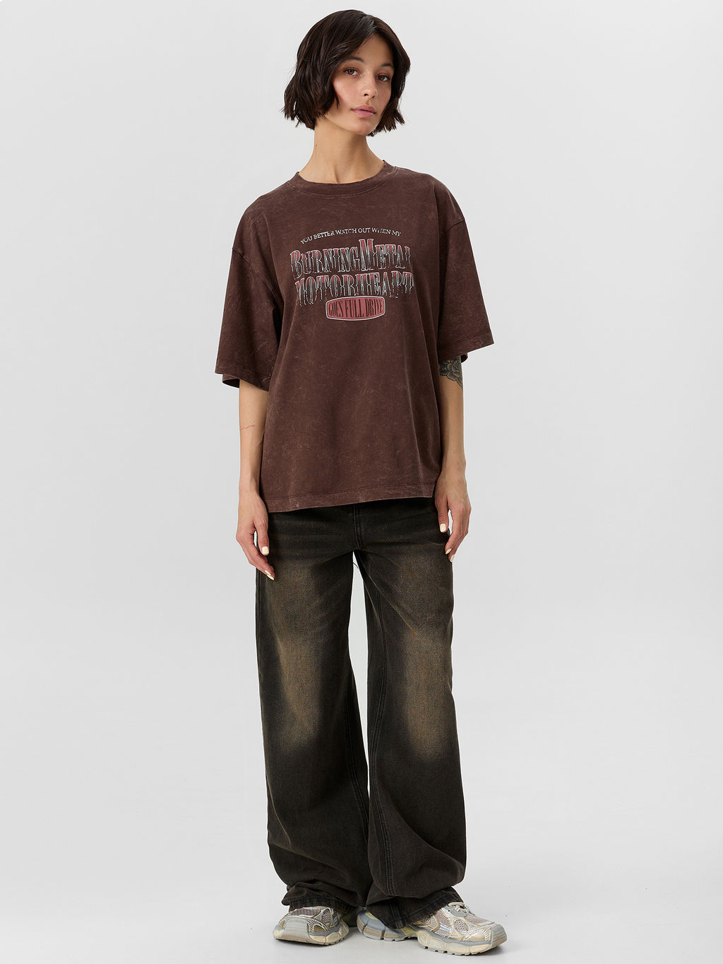 Футболка женская коричневая с надписью burning metal - Mark formelle фото 3