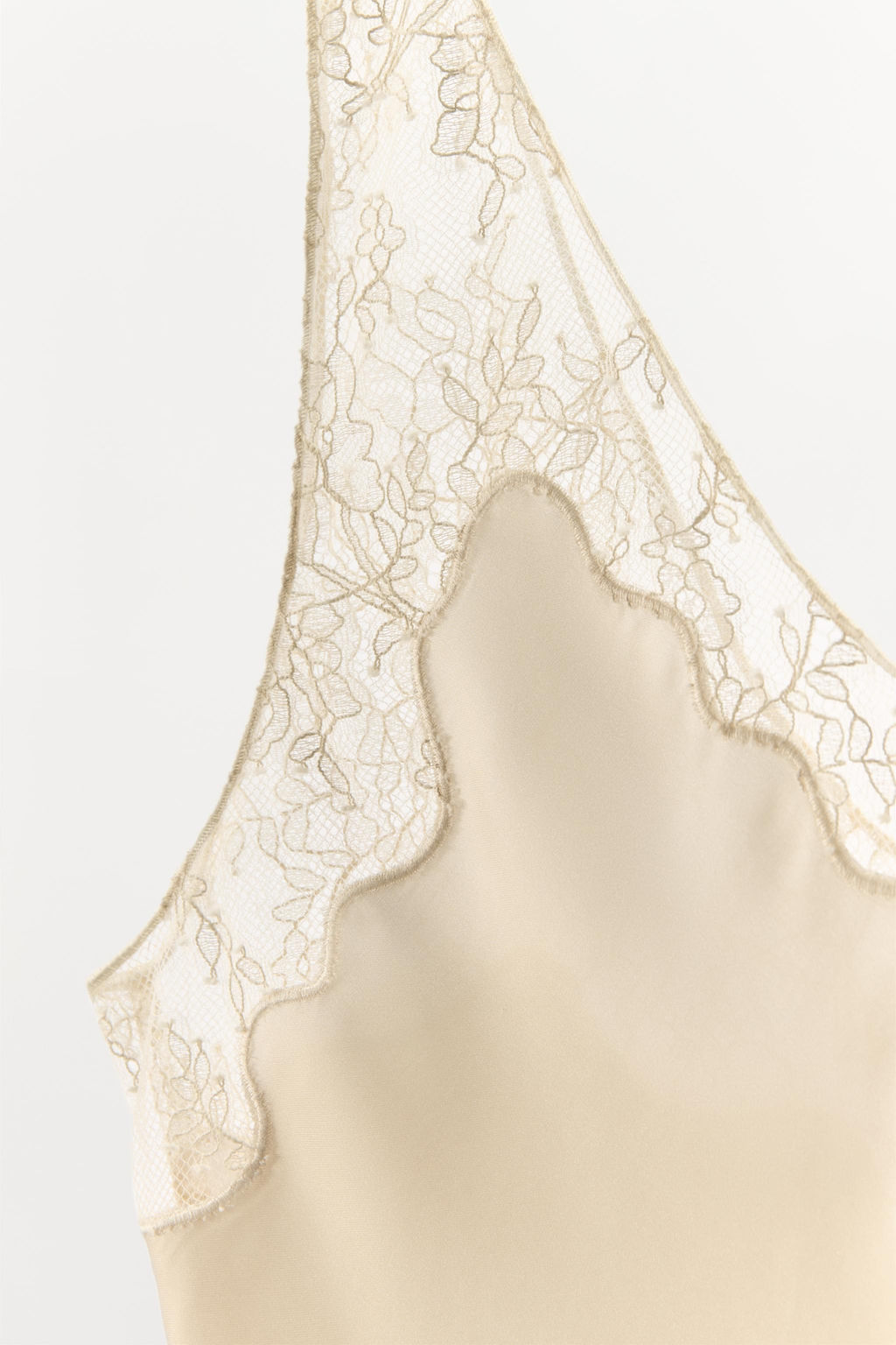 CONTRASTING CAMISOLE TOP