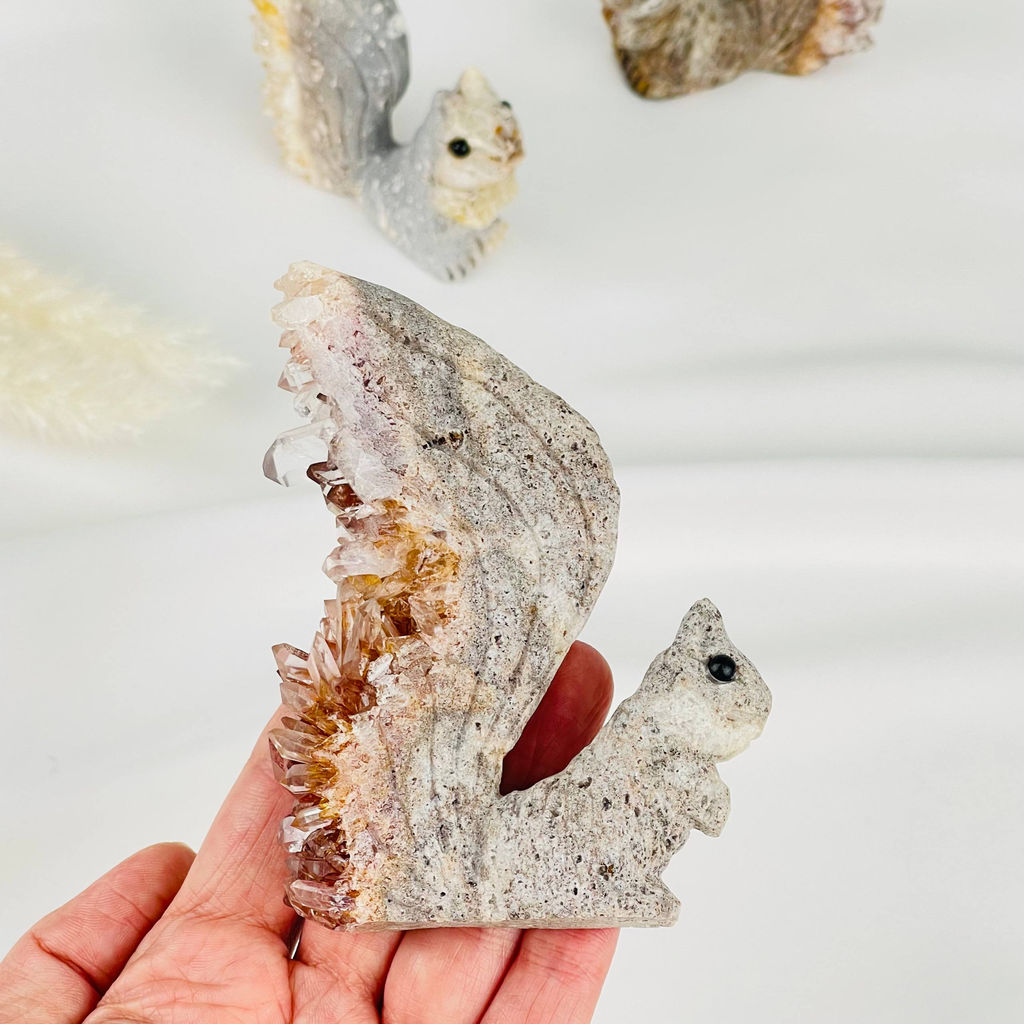Белка из камня с друзами Горного Хрусталя