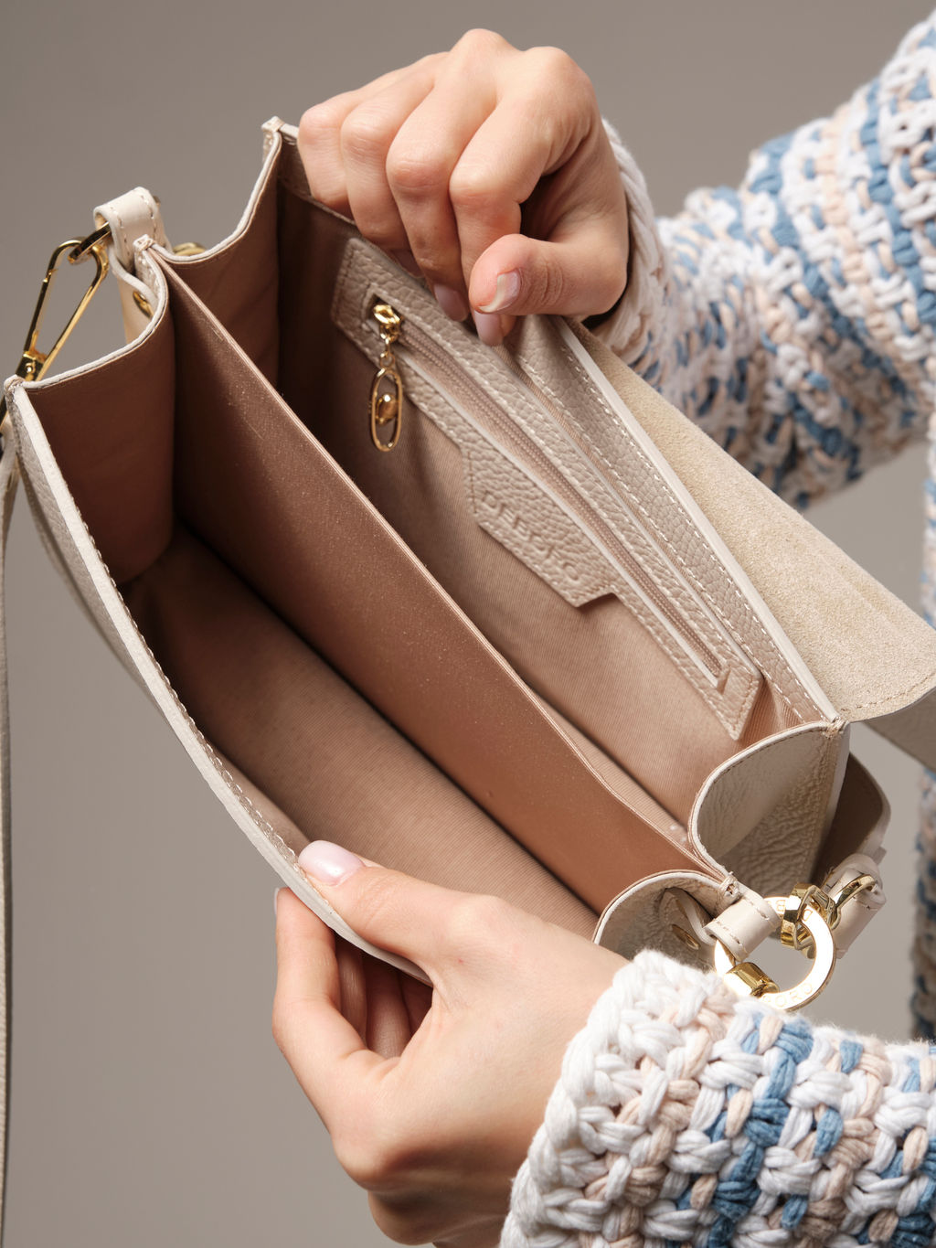 Сумка кожаная через плечо Deboro 30574 светлый крем