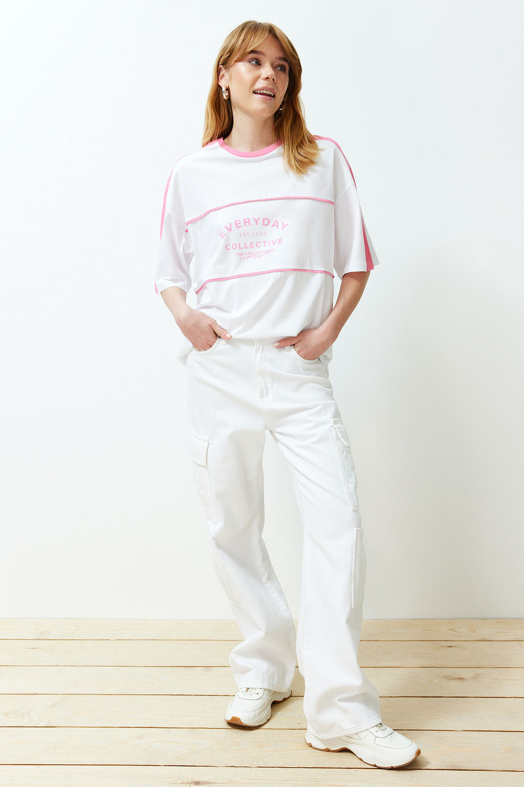 Beyaz %100 Kal?n Pamuklu Renk Bloklu Sloganl? Oversize/Genis Kal?p Orme T-Shirt TWOSS24TS00132