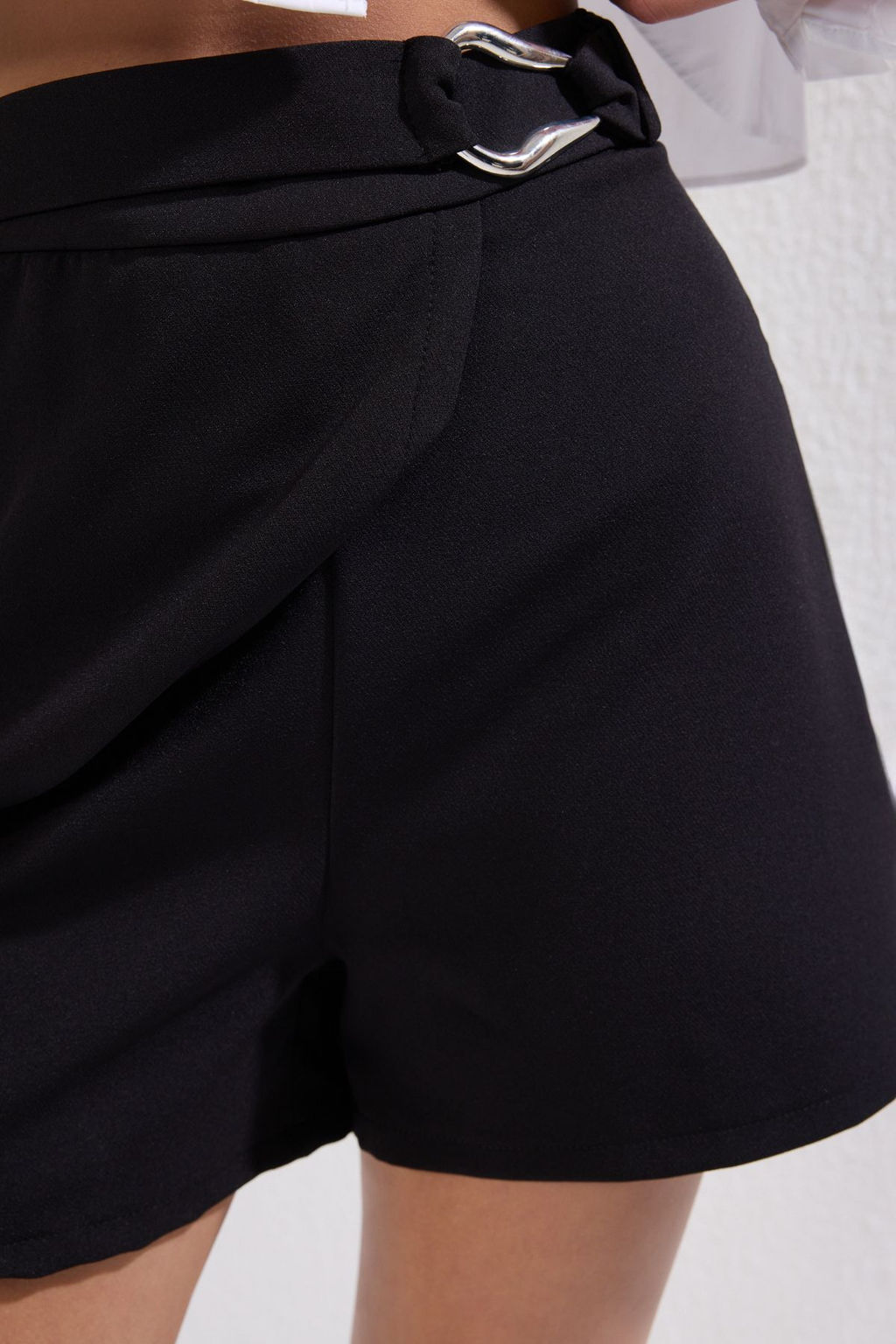 TRENDYOLMILLA Siyah Aksesuarl? Dokuma Sort Etek TWOAW24SR00061  фото 4