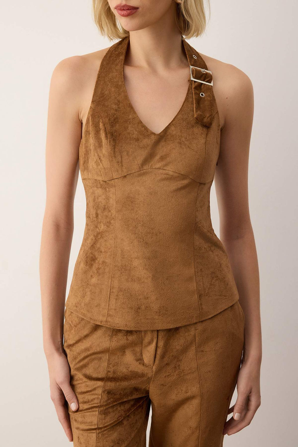 EXCLUSIVE Ozel Koleksiyon Kahverengi Halter Yaka Suni Suet Fitted Dokuma Dokuma Bluz TWOAW26BZ00262 - Trendyolmilla фото 4