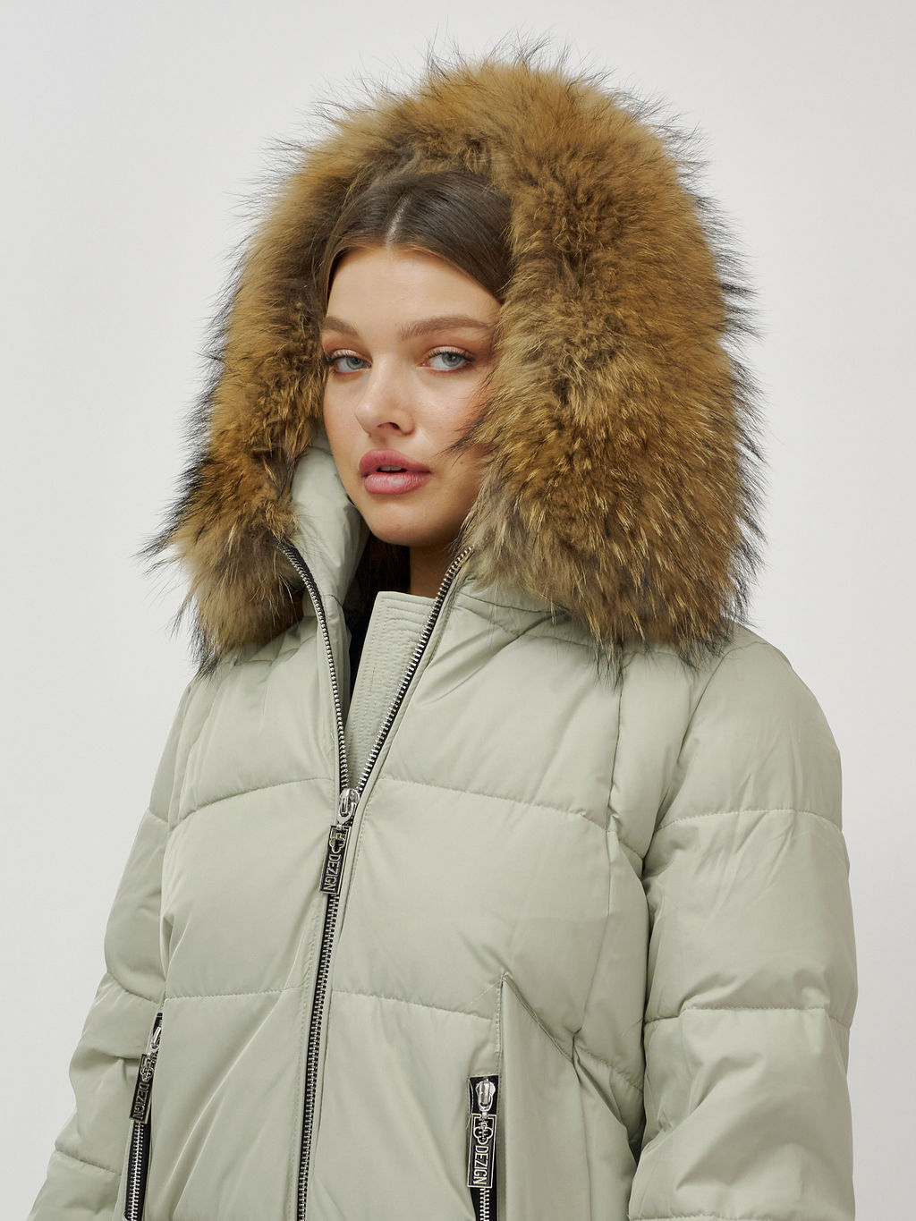Куртка Бренд Visdeer ПРЕМИУМ КЛАССА зимняя с мехом ЕНОТА светло-зеленого цвета фото 7