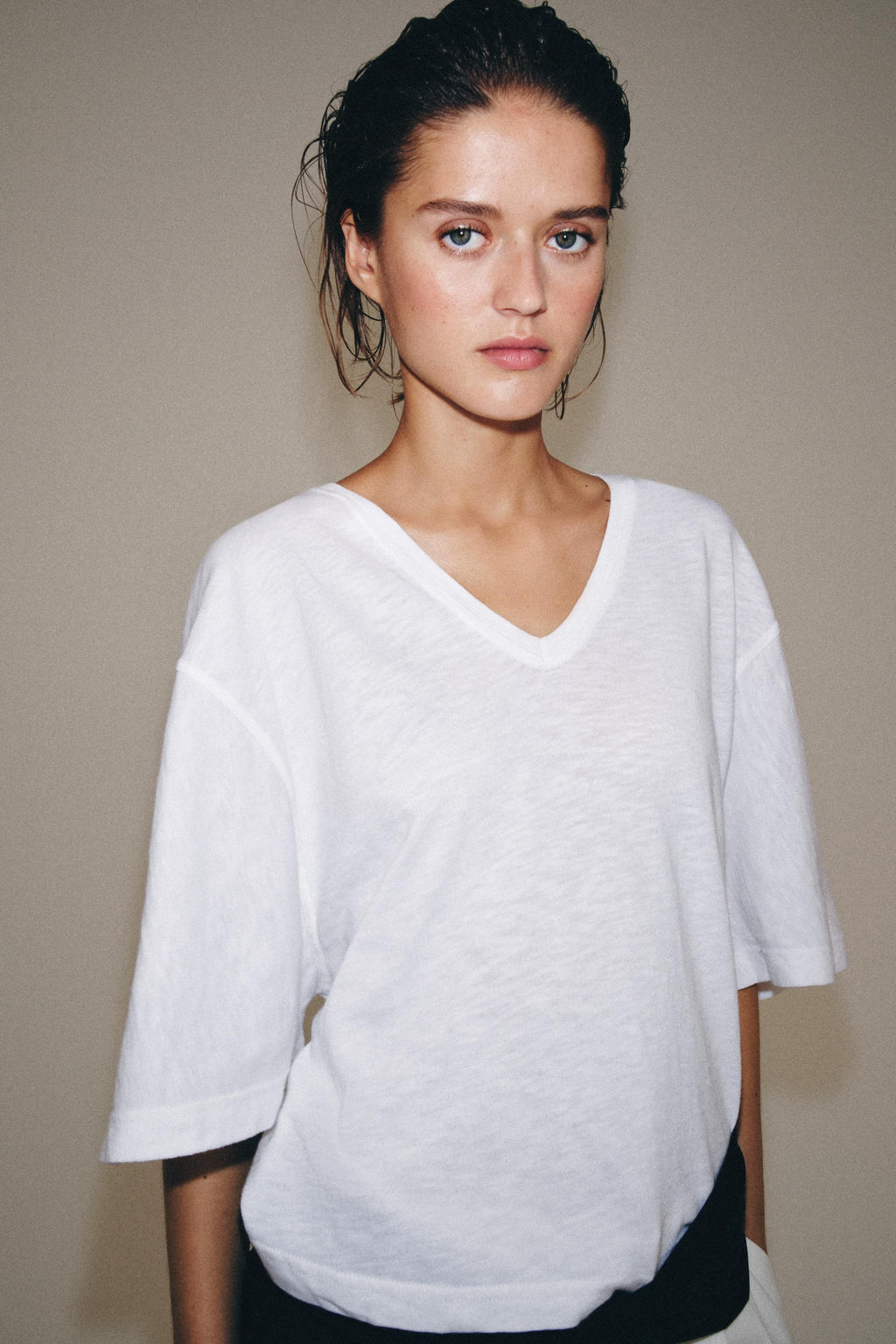 CAMISETA ESCOTE PICO / Blanco - Zara фото 2