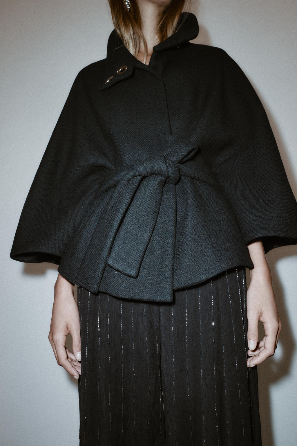 SHORT WOOL COAT WITH CAPE SLEEVES AND BELT - Zara фото 2