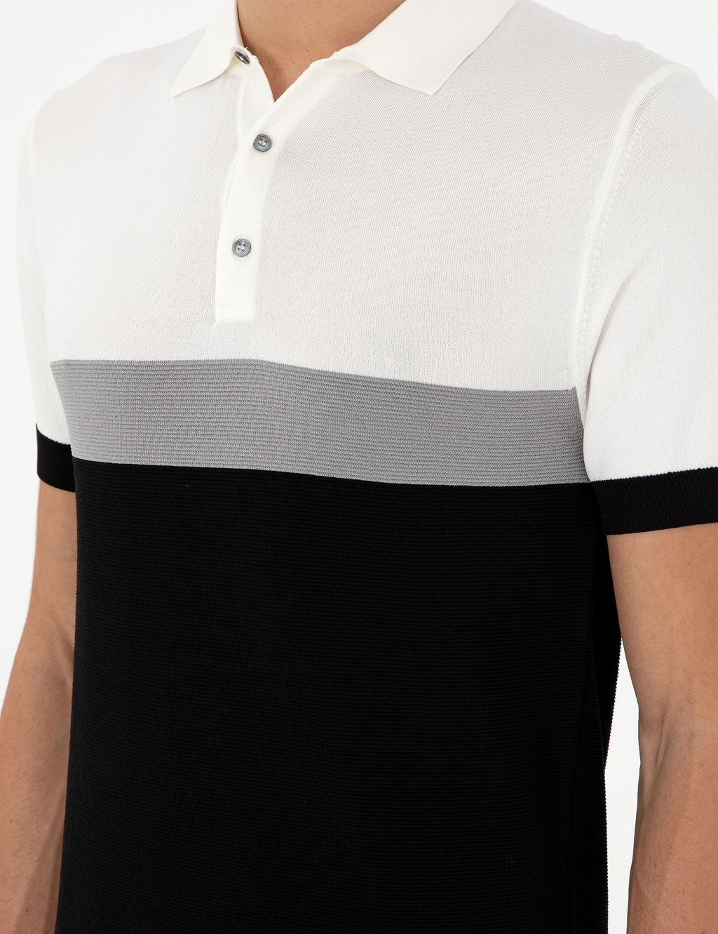 Черный зауженный свитер