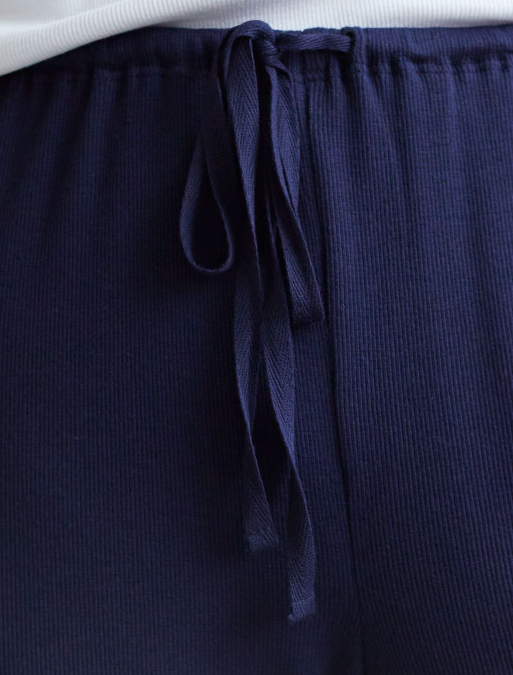 Прямые брюки с поясом на резинке из фактурного трикотажа в рубчик - Vilatte фото 2