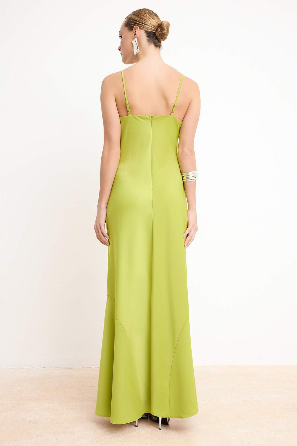 Yesil Saten Etegi Volanl? Midi Elbise TPRSS26EL00065