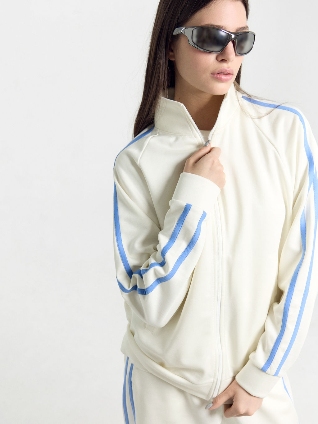 Толстовка женская светло-молочная с синими лампасами св.молочный +тихие воды 172103/1 - Mark formelle фото 2