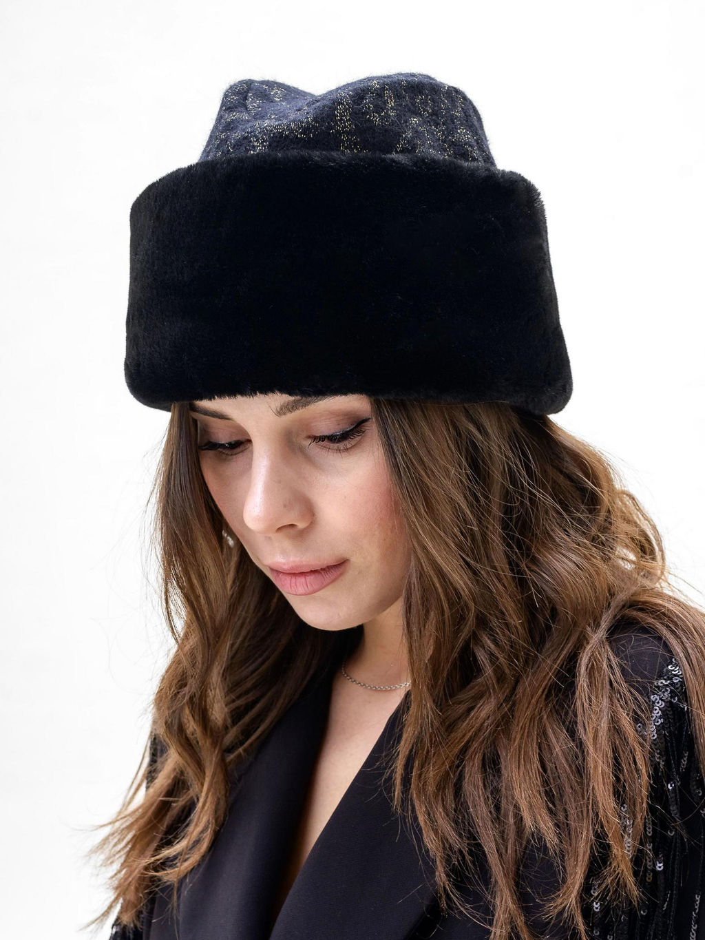 П26-32 Пилотка черное золото с мехом мутон