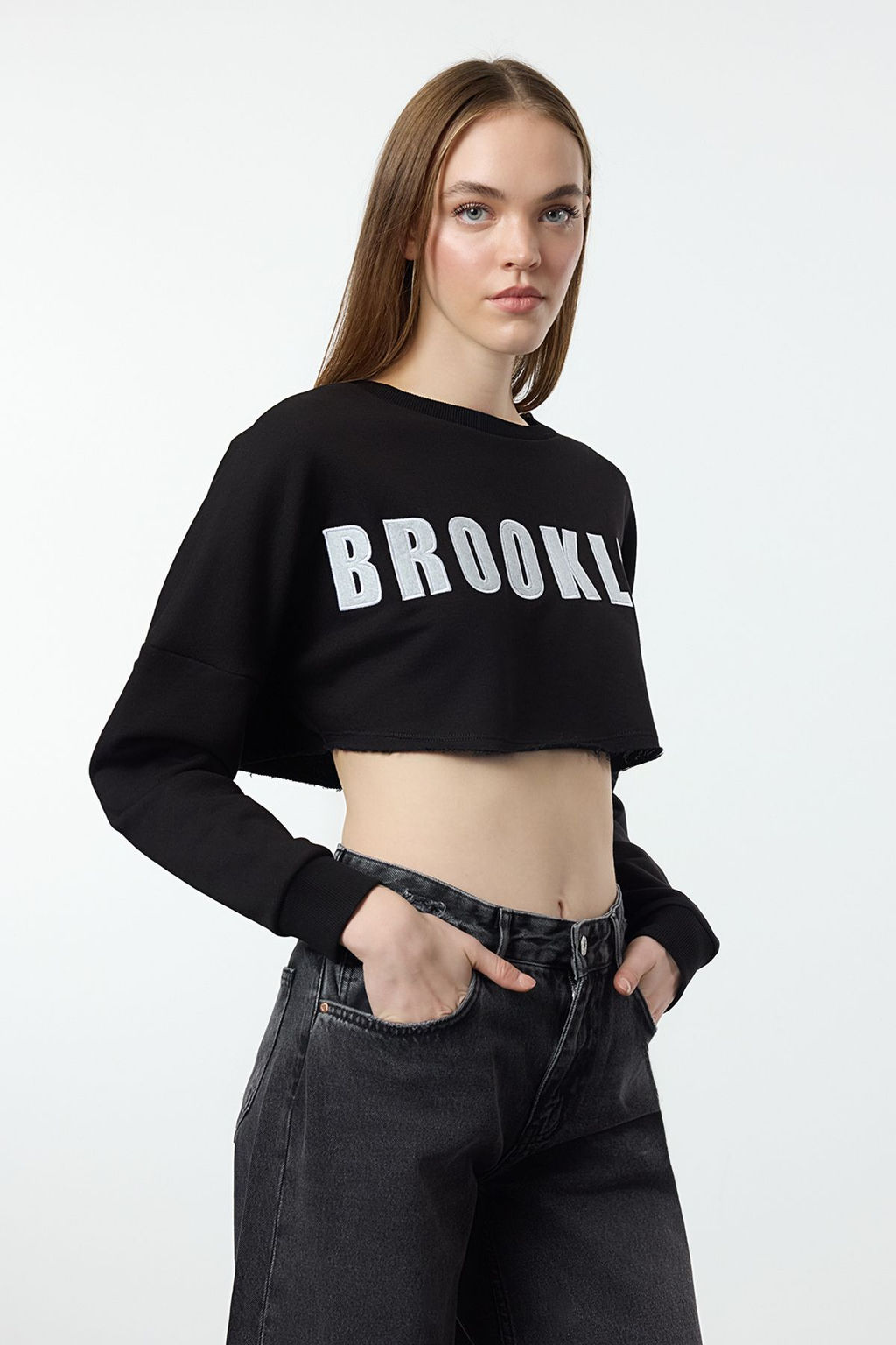 TRENDYOLMILLA Siyah Aplike Nak?sl? Relaxed Super Crop Kal?n Orme Sweatshirt TWOAW25SW00279 фото 7