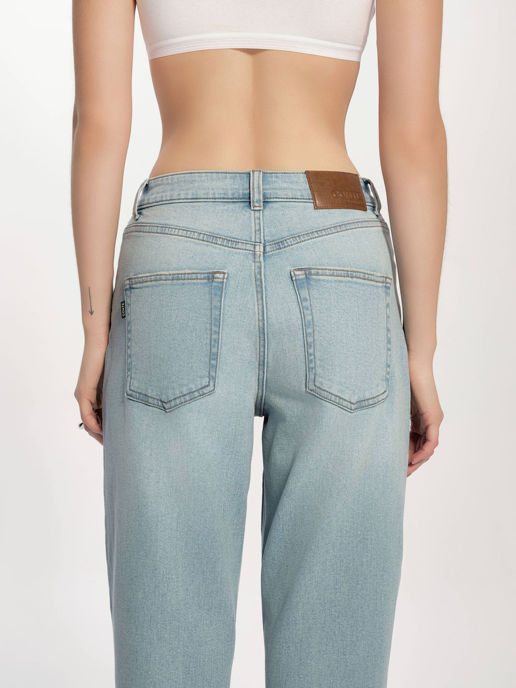 CONTE CON-730 Джинсы mom с легким эффектом потёртостей и разрушений light blue - Conte elegant фото 6