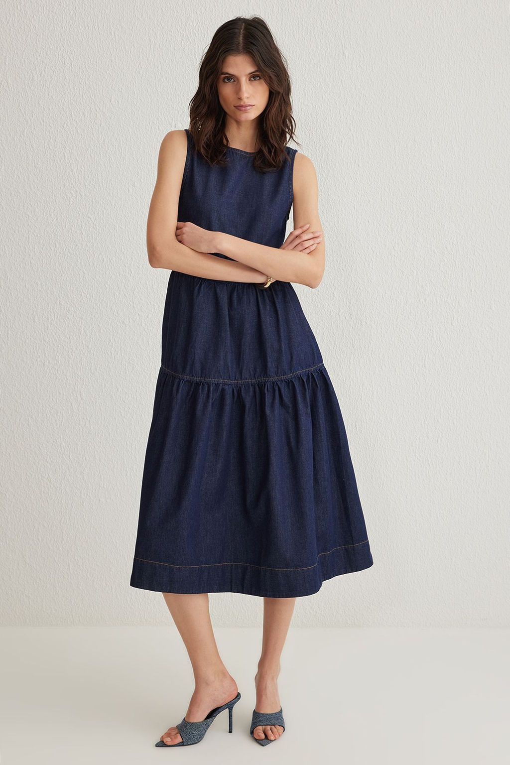 TRENDYOLMILLA Koyu Mavi Volanl? Midi Denim Elbise TWOSS25EL00007