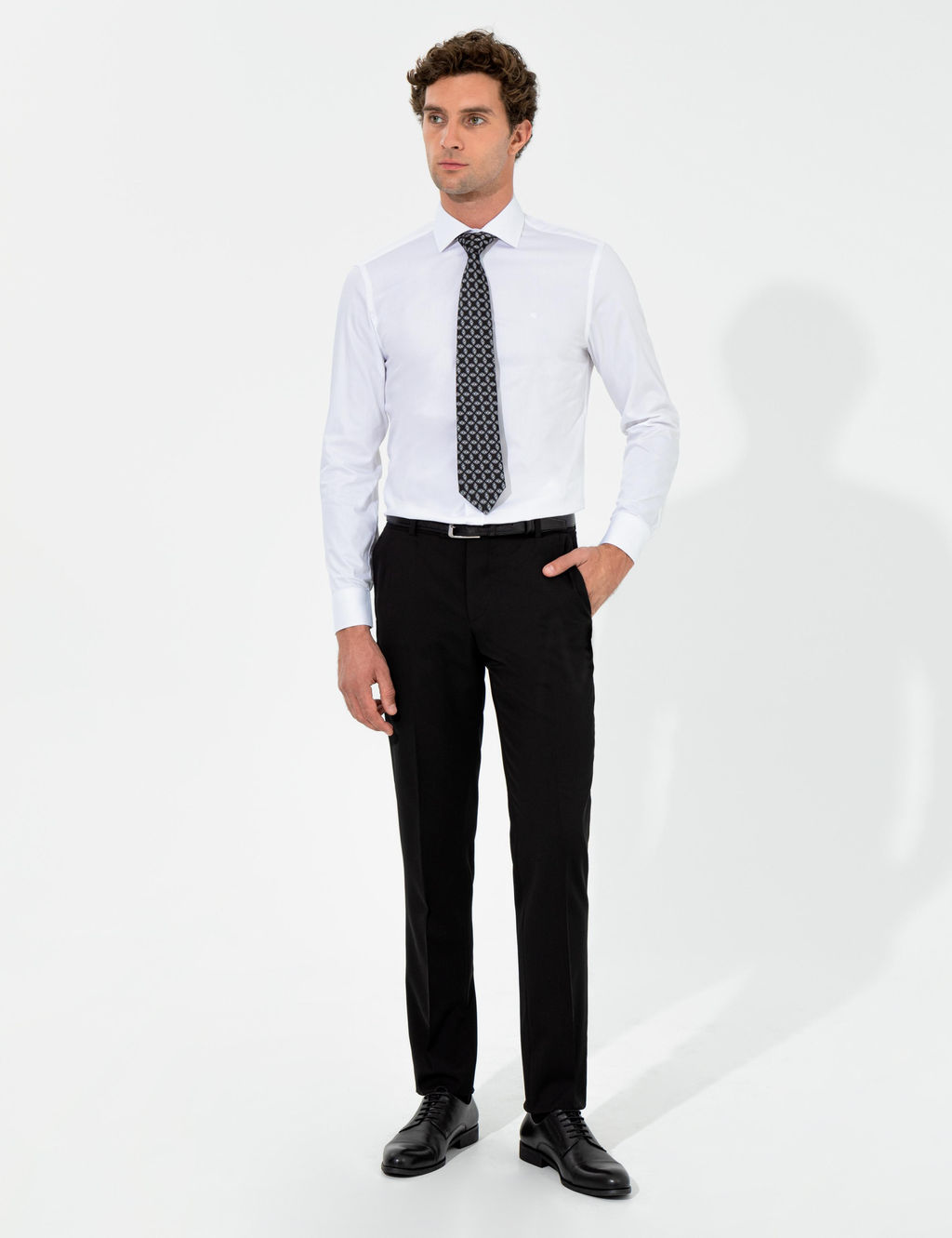 Белая базовая рубашка приталенного кроя с длинным рукавом - Cacharel фото 10