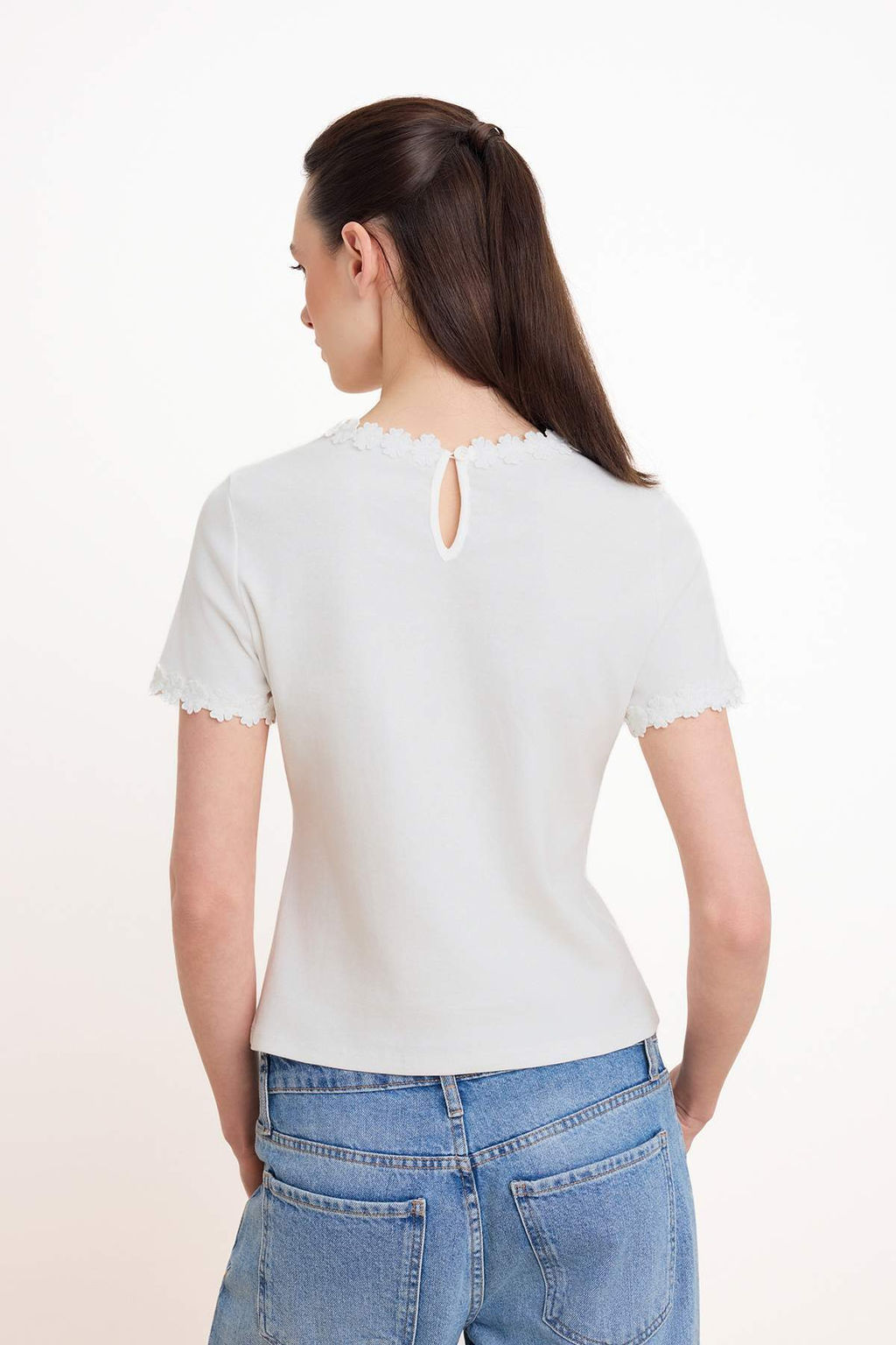 Ekru Regular/Normal Kal?p K?sa Kollu Aksesuar Detayl? %100 Pamuk Orme T-shirt TWOSS26TS00075 - Trendyolmilla фото 4
