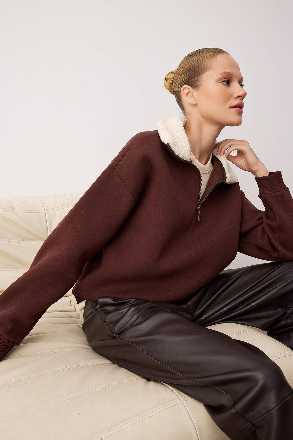 Kahverengi Oversize Kal?p Yakada Pelus Detayl? Kal?n Ici Polarl? Orme Sweatshirt TWOAW26SW00146 - Trendyolmilla фото 2