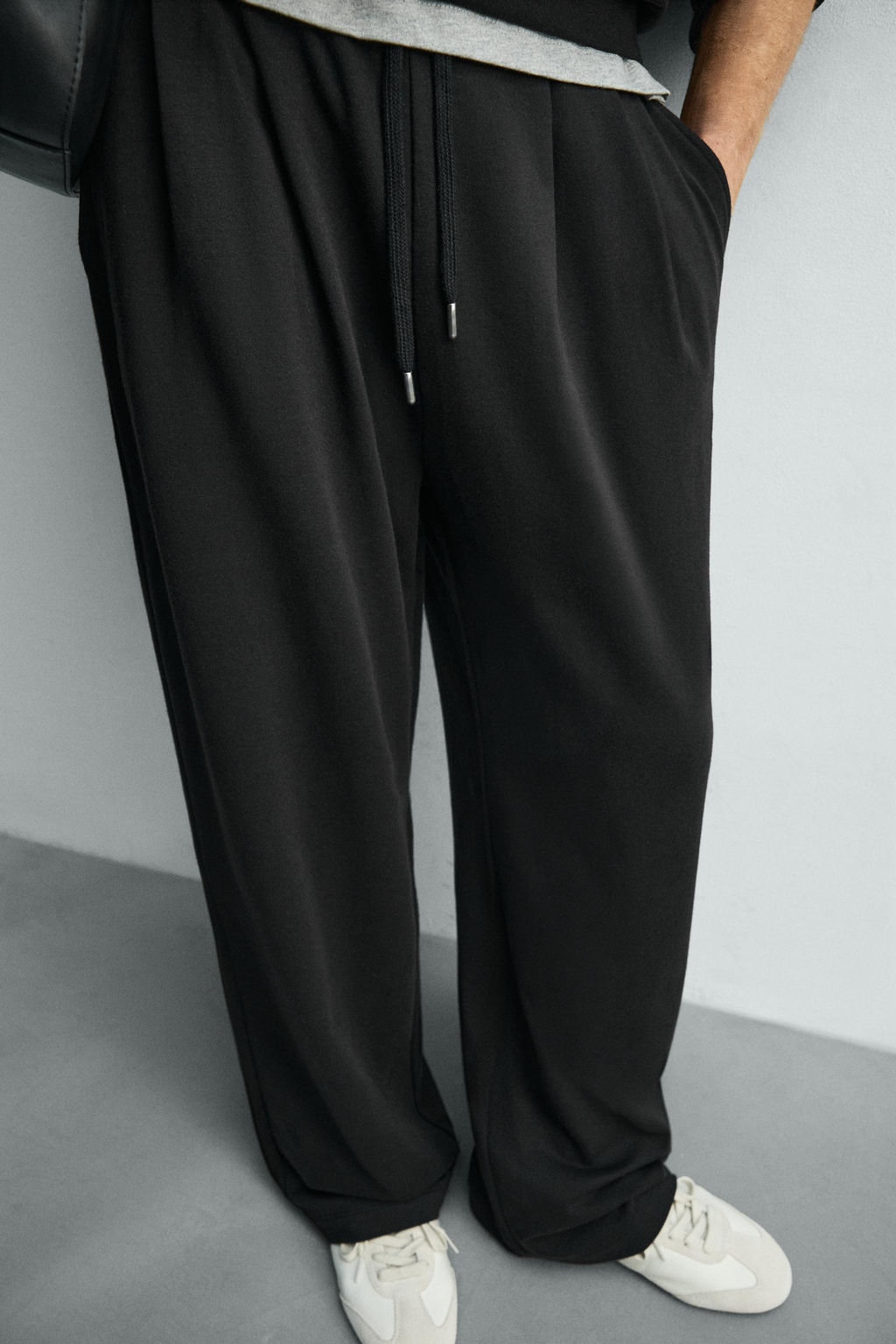 PANTAL?N JOGGER PLIEGUES SOFT / Negro
