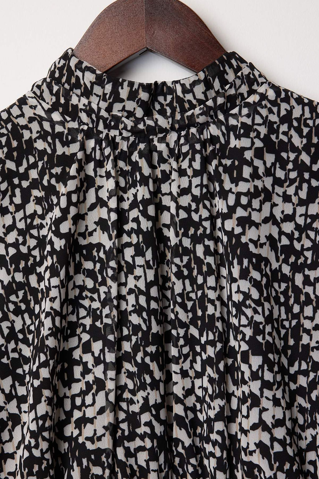 Siyah Geometrik Desenli Etegi Belden Ac?lan Sifon K?sa / Mini Dokuma Elbise TWOAW26EL00300