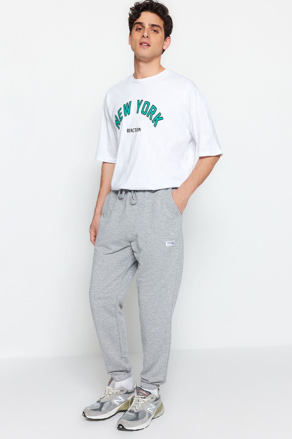 TRENDYOL MAN Ekru Regular Fit Etiket Aplikeli Cepleri Dikisli Esofman Alt? TMNSS23EA00010 - Trendyolmilla фото 5