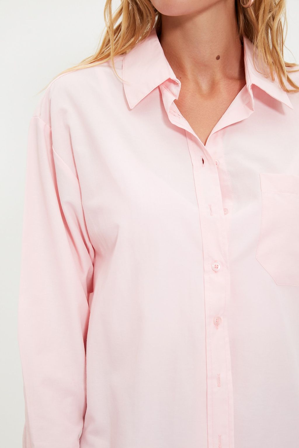 TRENDYOLMILLA Beyaz Tek Cepli Boyfriend/Genis Kal?p Pamuklu Dokuma Gomlek TWOAW20GO0115 фото 12