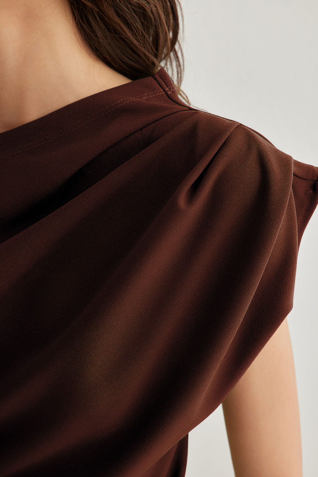 Kahverengi Buzgu/Drape Detayl? Dokumlu Asimetrik Yaka Orme Bluz TWOSS25BZ00024