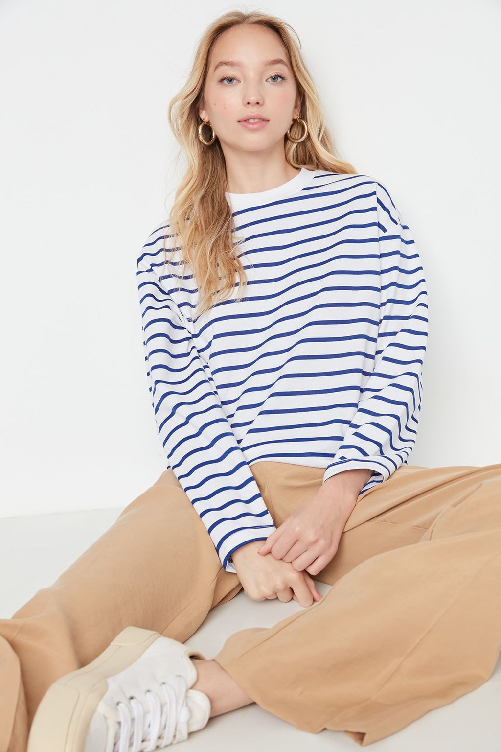 Beyaz Cizgili Oversize/Genis Kesim Bisiklet Yaka Ince Orme Sweatshirt TWOAW23SW00326