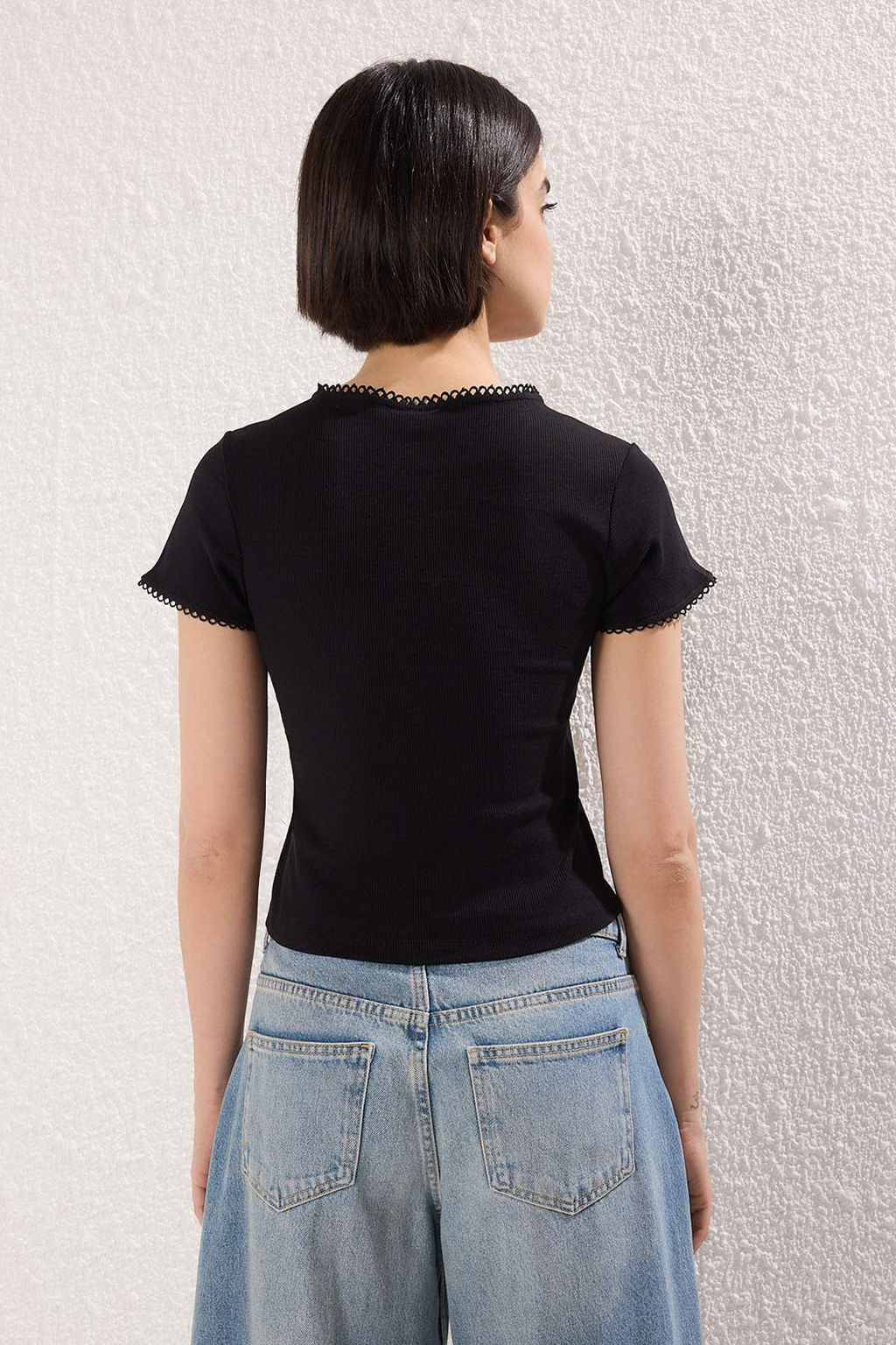 Trendyolmilla Ekru Dugmeli Vucuda Oturan Bisiklet Yaka K?sa Kol Fitilli Esnek Orme Bluz TWOSS25BZ00548 фото 8