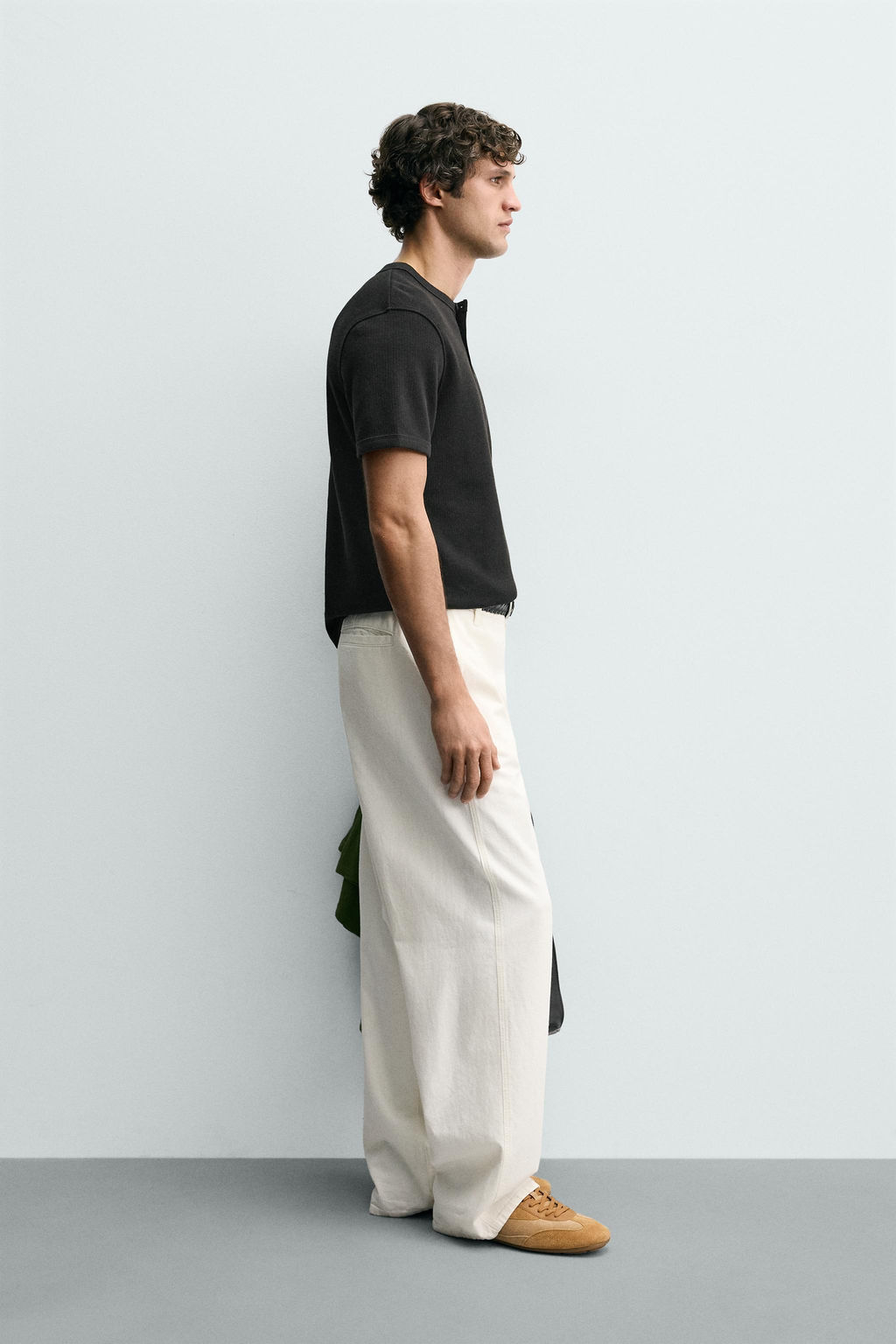 CAMISETA ESTRUCTURA CUELLO PANADERO / Negro