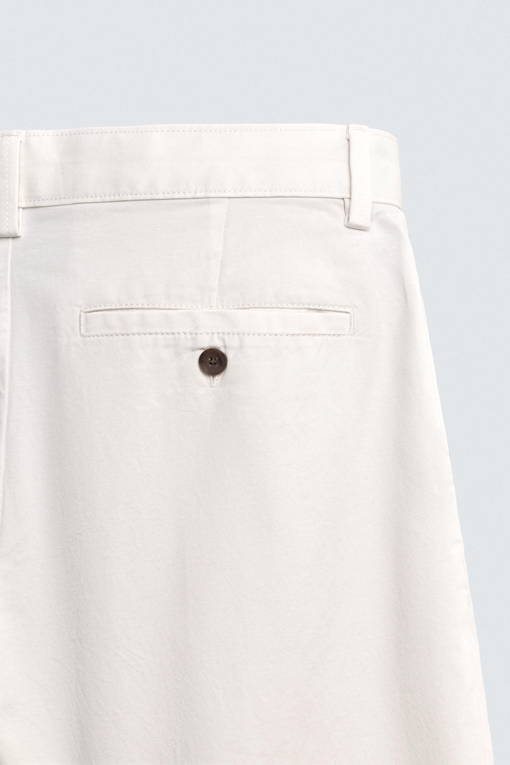 BERMUDA REGULAR FIT PLIEGUES / Blanco roto