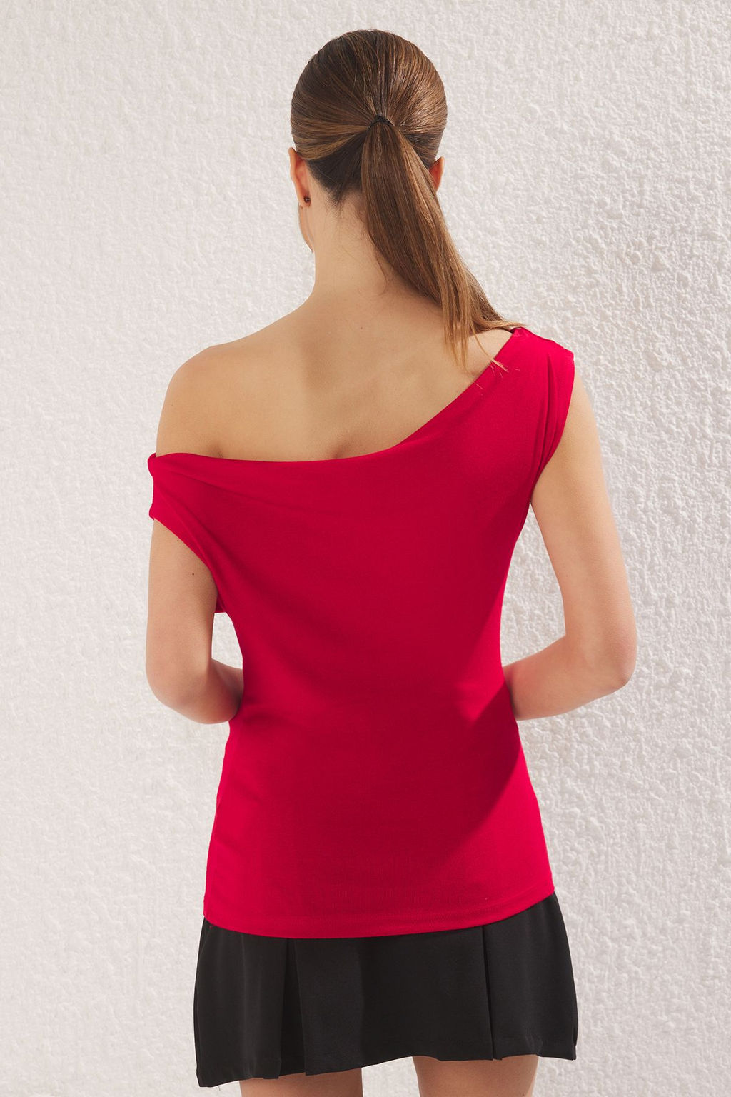 K?rm?z? Duz Kay?k Yaka Fitted Viskoz/Yumusak Kumasl? Esnek Orme Orme Bluz TWOSS24BZ00090