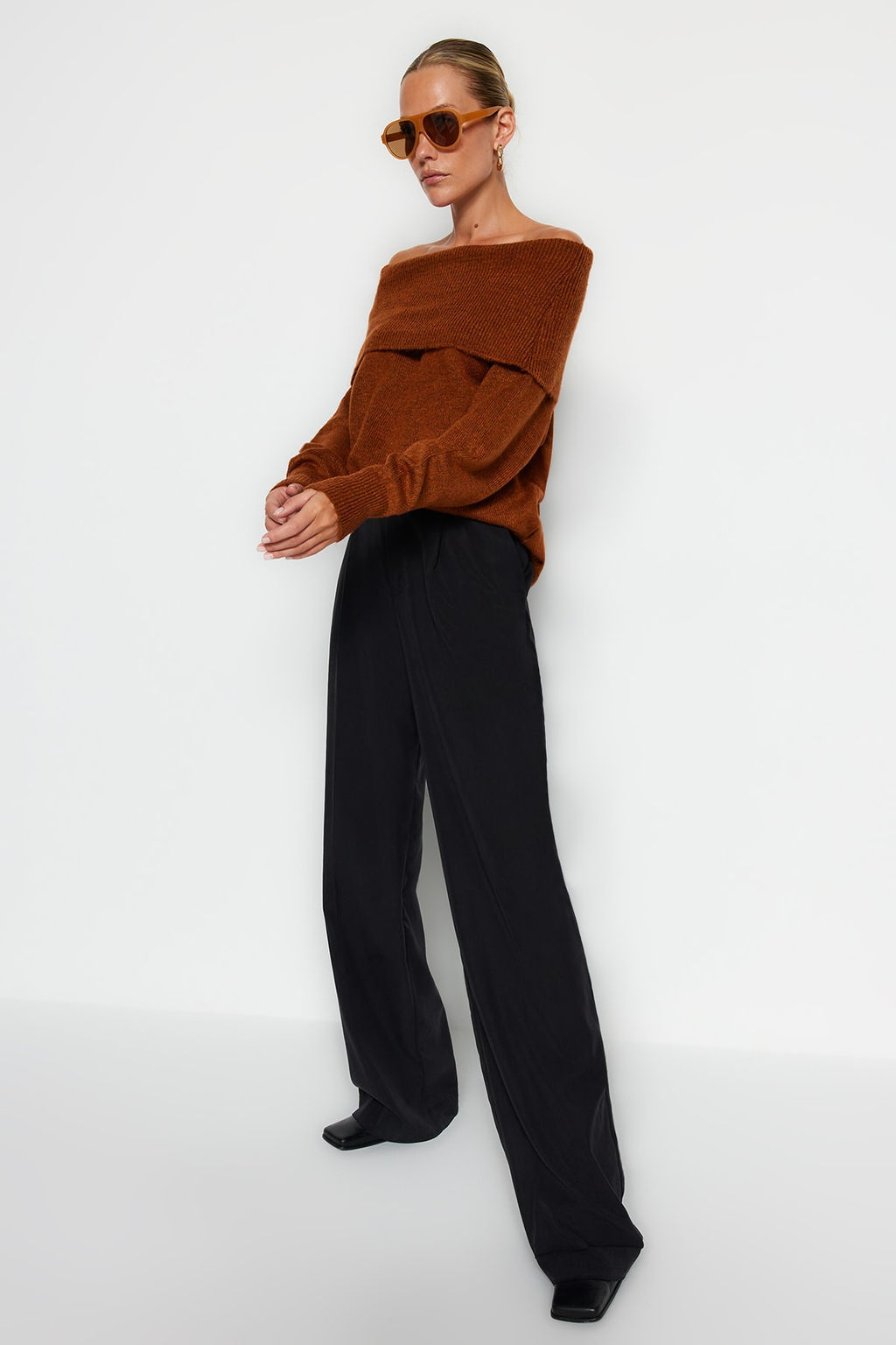 Kahverengi Yumusak Dokulu Carmen Yaka Triko Kazak TWOAW20KZ1519