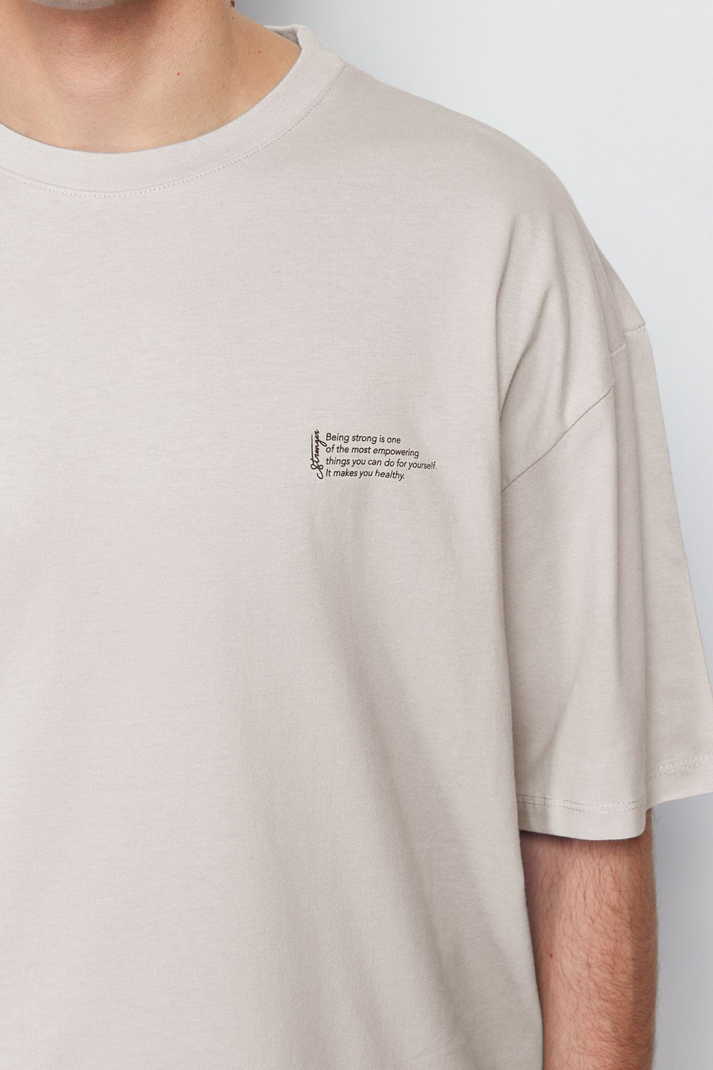 TRENDYOL MAN Haki Oversize/Genis Kesim %100 Pamuklu Bisiklet Yaka Minimal Yaz? Bask?l? T-Shirt TMNSS23TS00084 - Trendyolmilla фото 4