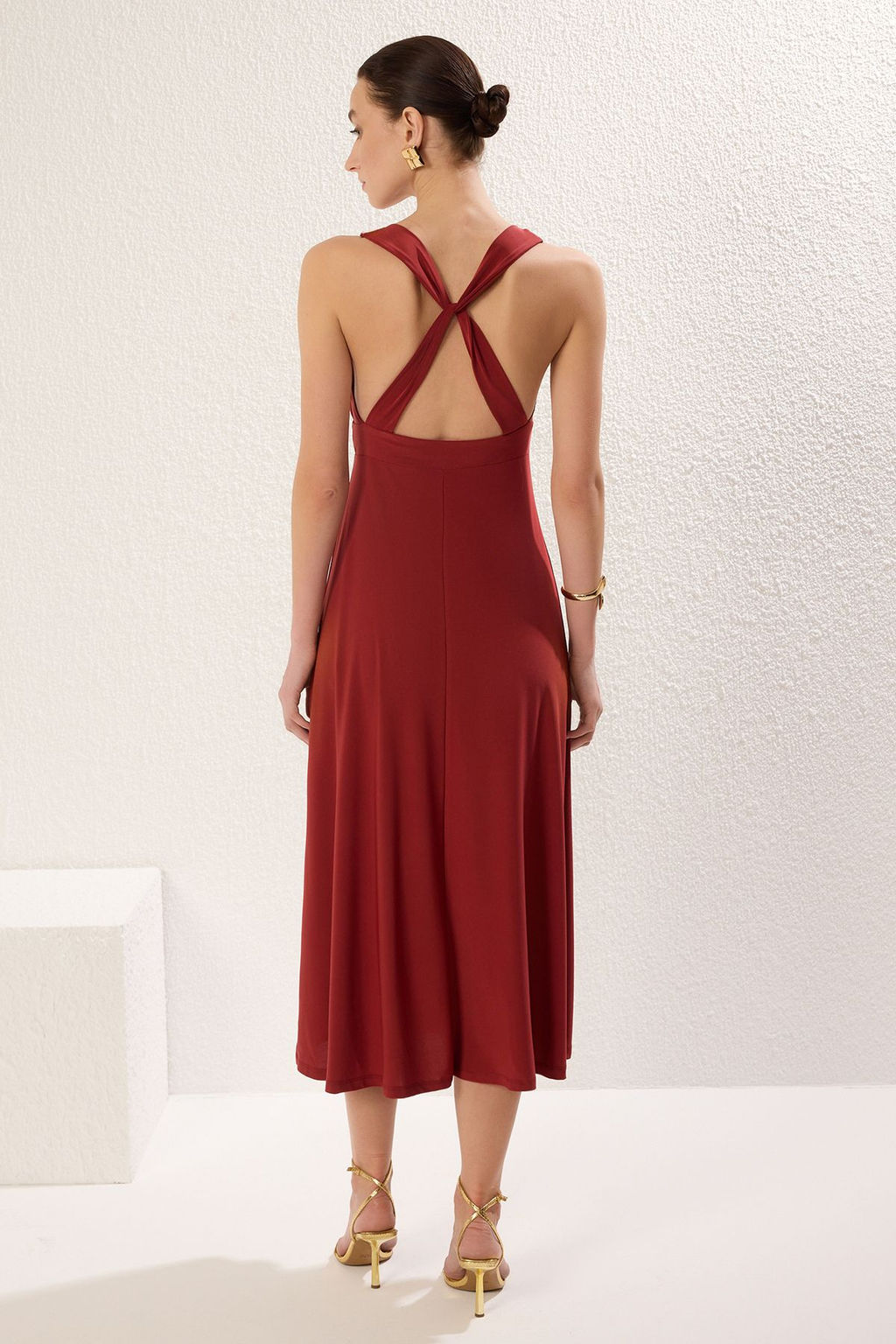 TRENDYOLMILLA Siyah Duz Maxi Aksesuar Detayl? Y?rtmacl? Buzgulu Vucuda Oturan Esnek Orme Elbise TWOSS25EL00091