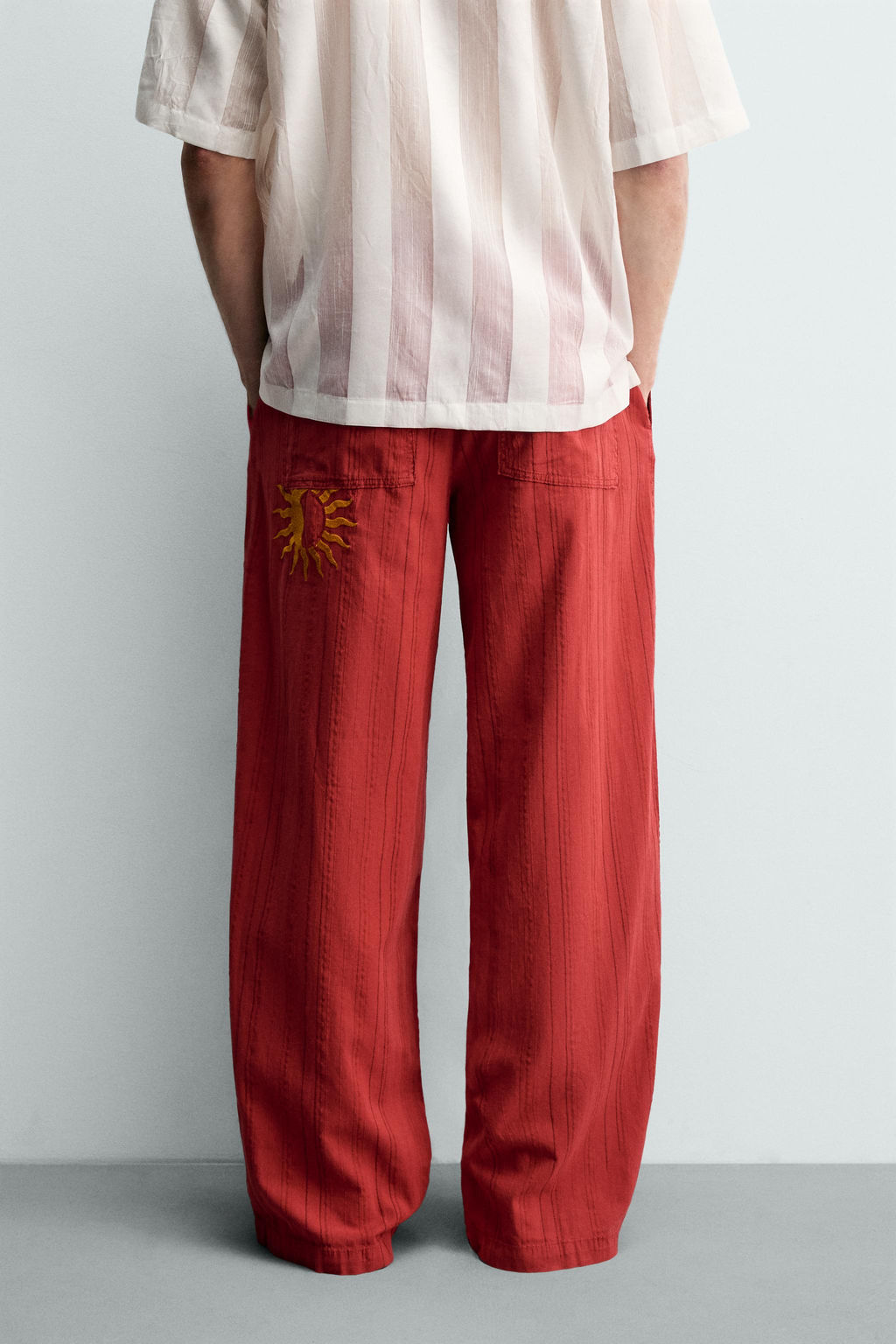 PANTAL?N RELAXED FIT ESTRUCTURA RAYAS / Rojo