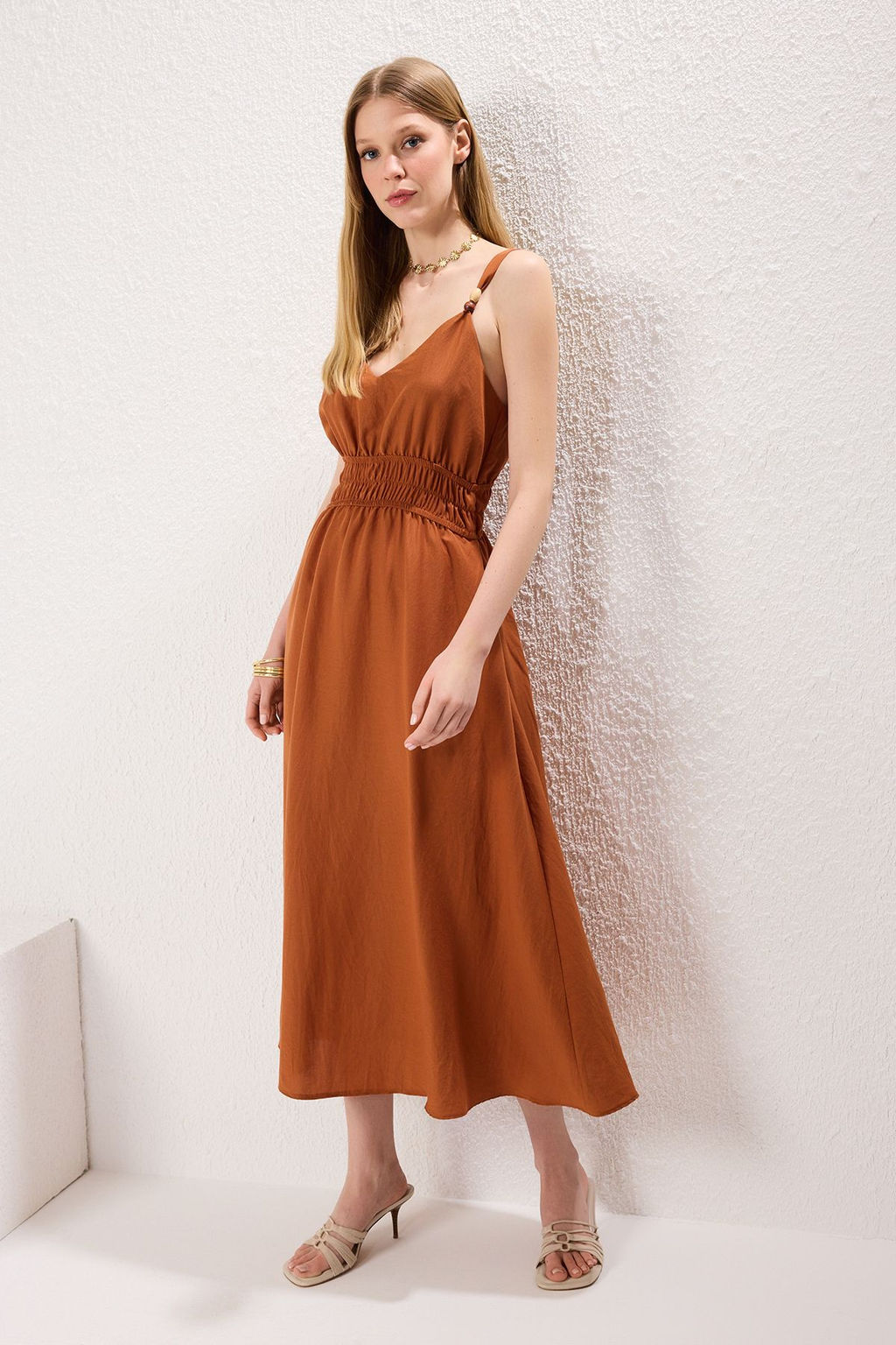 TRENDYOLMILLA Kahverengi Duz Etegi Belden Ac?lan Aksesuar Detayl? Maxi Dokuma Elbise TWOSS25EL00420  фото 2