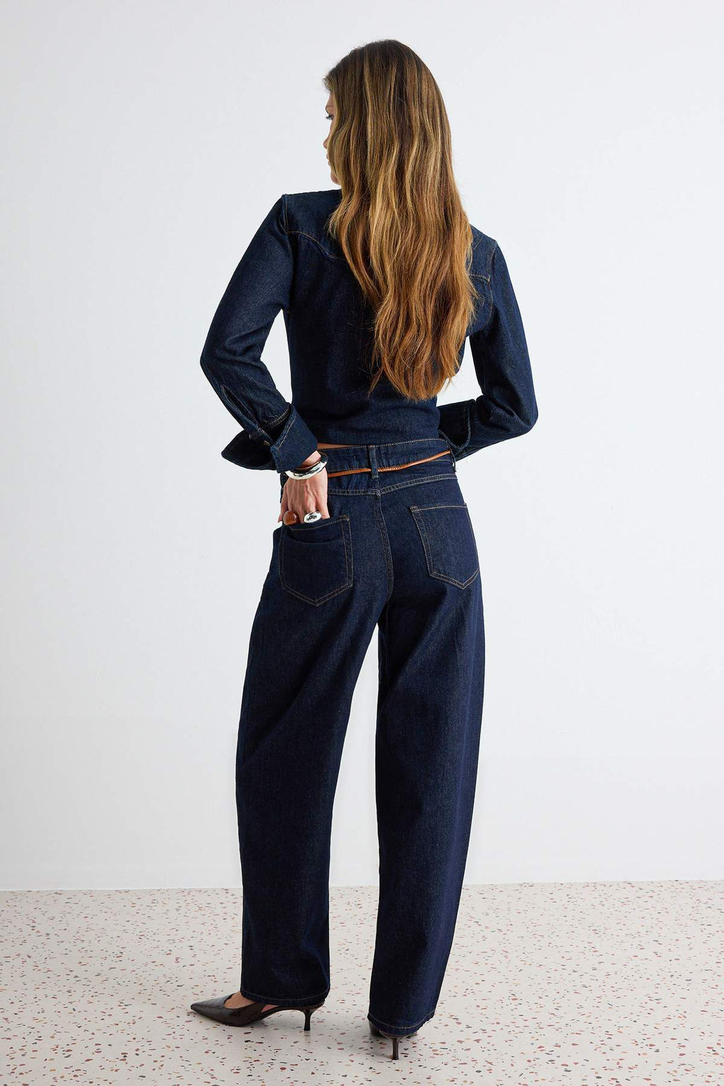 Koyu Mavi Kemer Detayl_ Y_ksek Bel Barrel Jeans TWOAW27JE00109 - Trendyolmilla фото 4