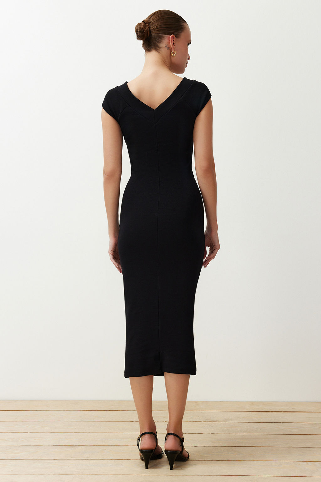 Siyah V Yaka Ay Kol Vucuda Oturan Fitilli Esnek Orme Orme Midi Kalem Elbise TWOSS24EL00818 - Trendyolmilla фото 6