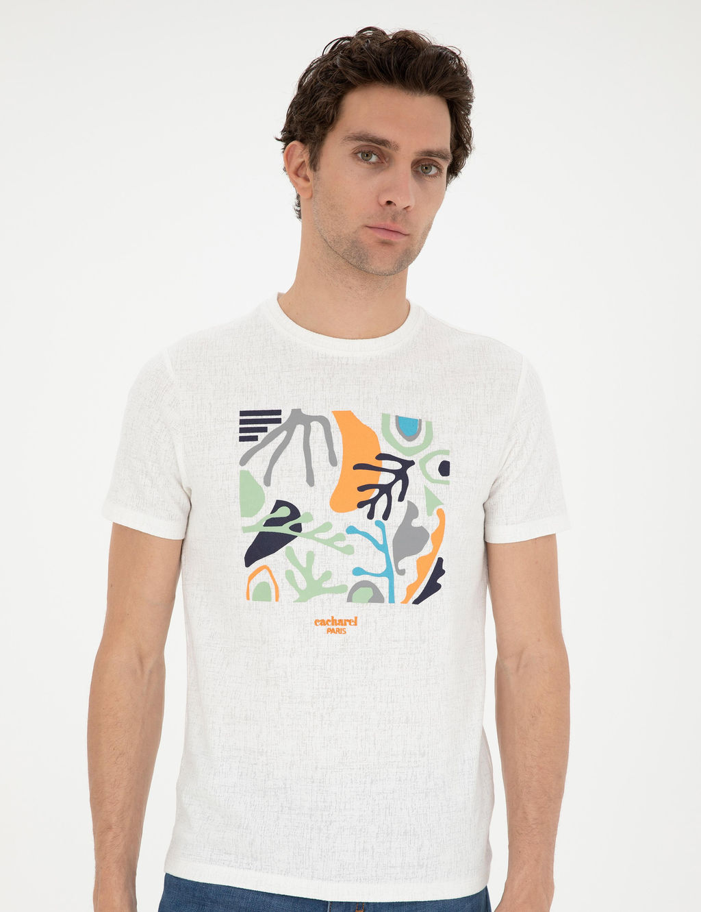 Белая приталенная футболка с круглым вырезом