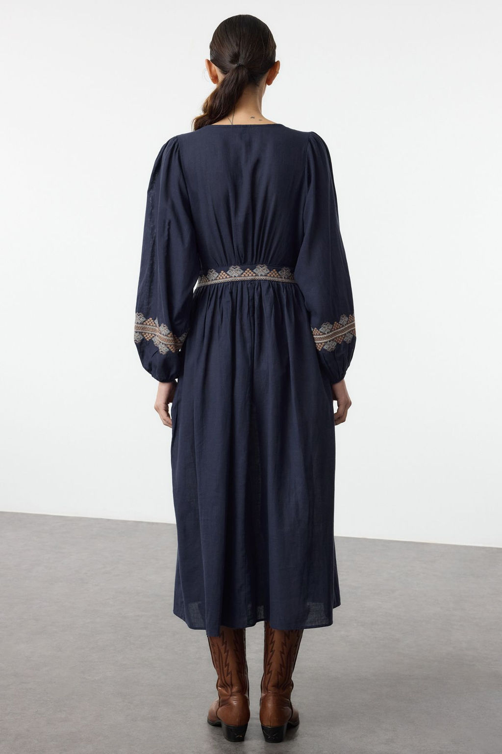 TRENDYOLMILLA Lacivert Belden Ac?lan Nak?sl? Midi Dokuma Elbise TWOAW25EL00493  фото 5